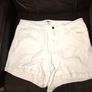 Woman’s White denim short